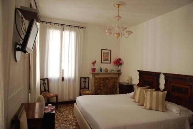 B&B Al Teatro With Canal View Velence Kültér fotó